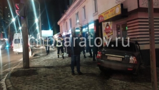 "Приора" врезалась в кроссовер и протаранила стену суши-бара