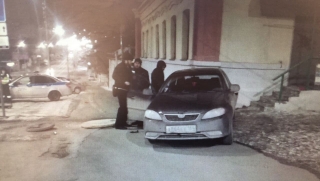 На Радищева иномарка без водителя сбила девушку и въехала в дом