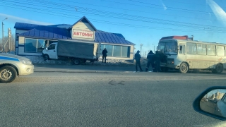 В Балакове "Газель" врезалась в автобус и протаранила витрину магазина
