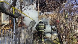В Заводском районе три пожарных расчета тушили дом