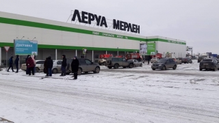 В Саратове из-за пожара эвакуировали "Леруа Мерлен"