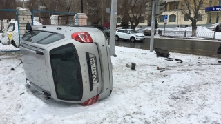 В Саратове "Гранта" опрокинулась на бок после "встречи" с иномаркой