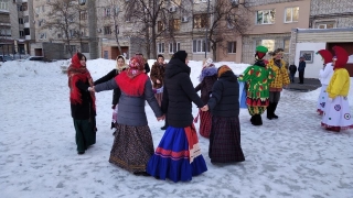 Артисты "Теремка" устроили жителям Волжского района масленичное представление