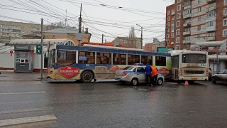 Столкновение автобуса и троллейбуса блокировало движение в центре Саратова