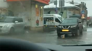 Очевидец: в центре Саратова автохам торгует молочкой
