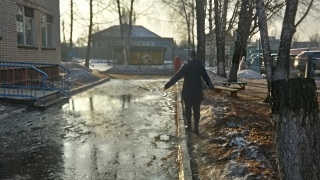 Жители Энгельса жалуются на запах нечистот и лужи возле детсада