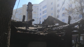Пожар в центре Саратова уничтожил два деревянных дома