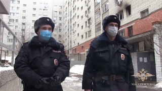 В Саратове полицейские вынесли пожилых мать и дочь из горевшего дома