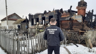 Сын не смог вынести из горящего дома свою мать. Она погибла