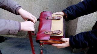 Грабитель отнял сумку с деньгами у женщины на остановке
