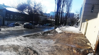 Маленькие саратовцы идут в кукольный театр сквозь грязь и щебень