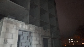 В Энгельсе с третьего этажа недостроя упала девочка