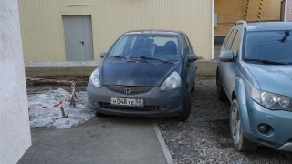 Автолюбитель перегородил дорогу к подростковому клубу в Саратове