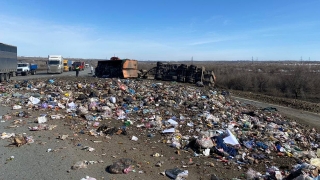 На трассе под Саратовом опрокинулся мусоровоз
