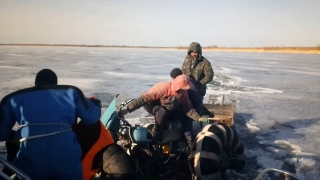Под Саратовом под лед провалился снегоход с тремя мужчинами