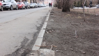 Ограда в сквере Первой учительницы спустя два года так и не появилась
