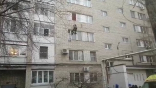 Двухлетний ребенок чуть не выпал из окна. Его мать и бабушка крепко спали