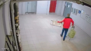 Камера видеонаблюдения в подъезде дома помогла задержать вора