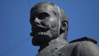 День рождения Петра Столыпина. Власти забыли отмыть памятник в центре Саратова