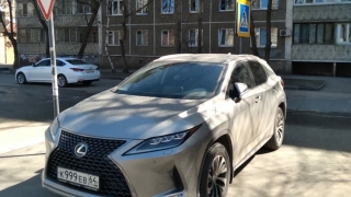 Горожане просят убрать Lexus с тротуара в центре Саратова