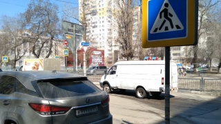 Парковка на тротуаре. Полиция оштрафовала водителя "Лексуса" на 1000 рублей