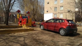 Очевидец: автоледи припарковала иномарку на детской площадке