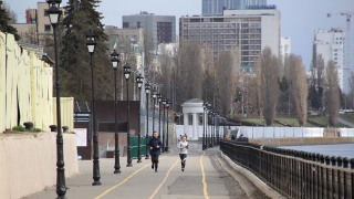 Пятница будет теплой, местами – с грозой и ветром