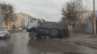 В Саратове грузовик провалился под землю