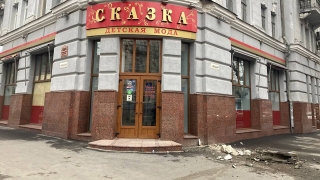 В центре Саратова на тротуар падают "фрагменты архитектурной истории"