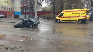 В Заводском районе под легковым авто провалилась дорога