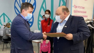 Стотысячный саратовец привился от коронавируса. Его поблагодарил министр