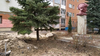 У памятника Герою Советского Союза бросили куски асфальта