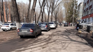 В Саратове власти не могут убрать незаконную парковку рядом с детсадом