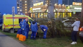 Возле "Макдоналдса" на Чернышевского иномарка сбила двух подростков