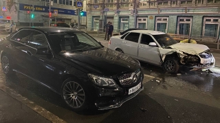 Ночью на Московской столкнулись три машины. Есть пострадавшие