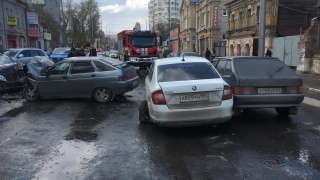 В массовом ДТП на Кутякова пострадали три человека