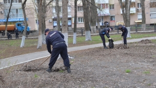 В сквере имени Михаила Гадеева прошел "полицейский" субботник