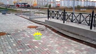 Очевидец: тротуарная плитка возле Дворца водных видов спорта "поплыла"
