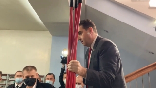 Заседание облдумы началось с конфликта охраны и депутатов