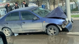 В Саратове водитель "Ниссана" врезался в столб и скрылся с места ДТП