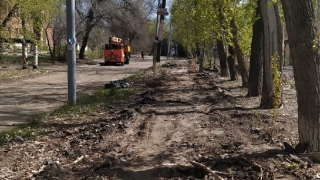 В Заводском районе из-за долгого ремонта тротуара дети ходят по дороге