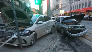 Саратовцы не поделили пустую Московскую и сломали светофор