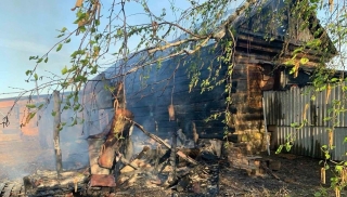 В саратовском селе огонь уничтожил большой деревянный дом
