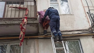 В Саратове забравшуюся на трубу пенсионерку снимали спасатели