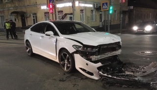 На Московской и Мичурина две иномарки не поделили дорогу. Пострадала женщина