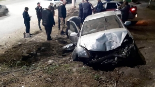 На Прокатной "Опель" въехал в столб. Водитель и пассажир в больнице