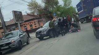 В центре Саратова кроссовер с 71-летним водителем сбил двух пешеходов