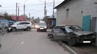 В Энгельсе две машины не поделили дорогу. Оба водителя в больнице
