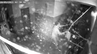 Саратовец устроил погром в подъезде жилого дома. Видео