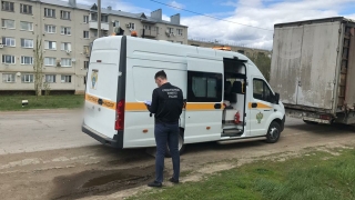 На трассе брат водителя грузовика пытался дать взятку сотруднику автонадзора